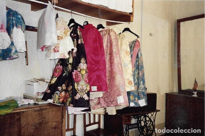 Fotograf&iacute;a antigua: :::: B130 - FOTOGRAFIA - ROPERO CON TRAJES DE FALLERA EN EL TALLER DE LA CASA INSA - VALENCIA