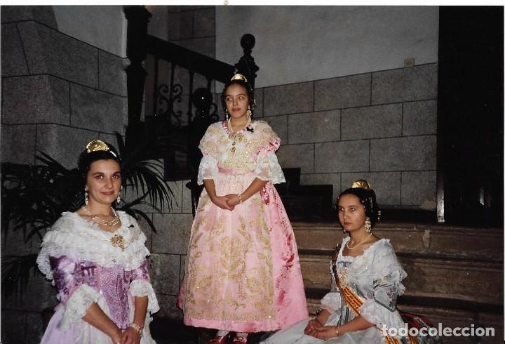 Fotograf&iacute;a antigua: :::: B103 - FOTOGRAFIA - FALLERAS VESTIDAS POR LA CASA INSA - VALENCIA
