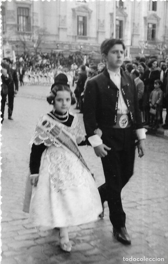 Fotograf&iacute;a antigua: :::: B537 - FOTOGRAFIA - PAREJA DE JOVENES FALLEROS