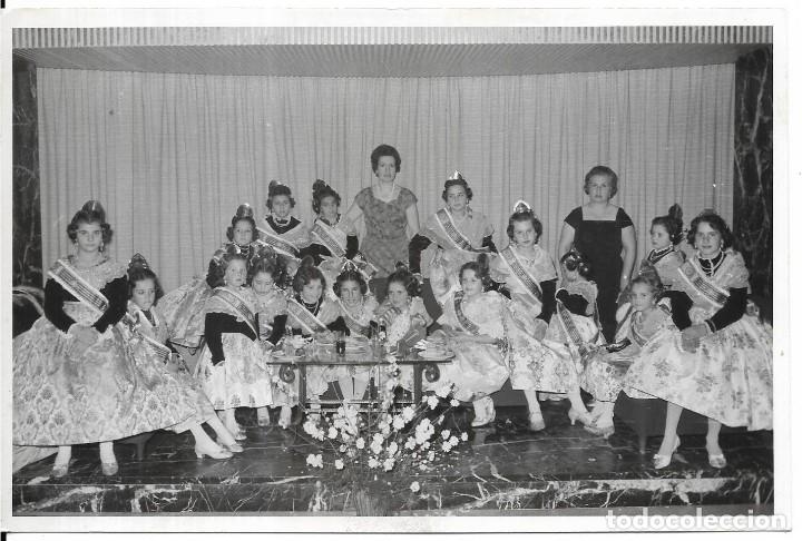 Fotograf&iacute;a antigua: *** P221 - FOTOGRAFIA - GRUPO DE JOVENES FALLERAS - 1961 - 18 X 12 CM.