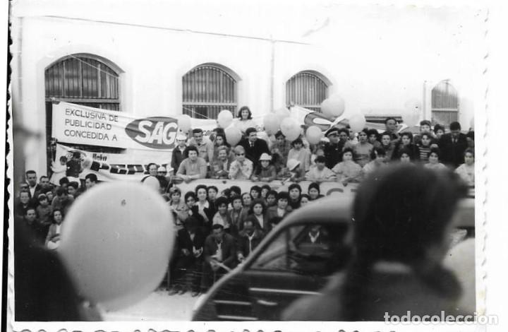 Fotograf&iacute;a antigua: :::: J119 - FOTOGRAFIA - GRUPO DE GENTE VIENDO UNA CARRERA