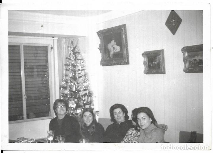 Fotografia antiga: :::: B575 - FOTOGRAFIA - AMIGAS JUNTO A UN ARBOL DE NAVIDAD