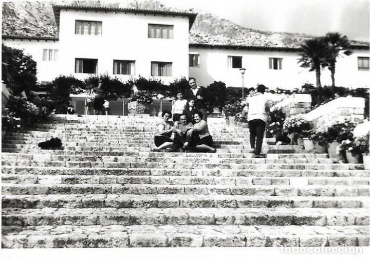 Fotografia antiga: == CU410 - FOTOGRAFIA - GRUPO DE AMIGOS SENTADOS EN UNA ESCALERA