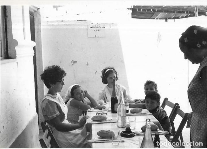 Fotografia antiga: == CU417 - FOTOGRAFIA - JOVENCITOS MERENDANDO