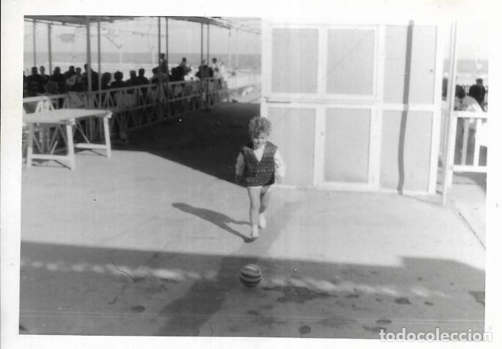 Fotografia antiga: == CU422 - FOTOGRAFIA - NI&Ntilde;ITA JUNTO A UN MERENDERO