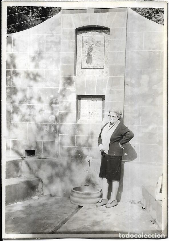 Fotografia antiga: == CU432 - FOTOGRAFIA - SE&Ntilde;ORA JUNTO A UNA FUENTE