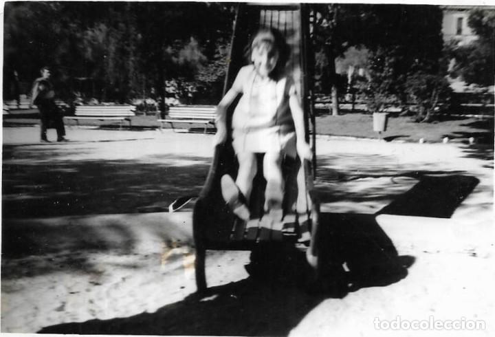 Fotografia antiga: == CU441 - FOTOGRAFIA - NI&Ntilde;A EN UN TOBOGAN