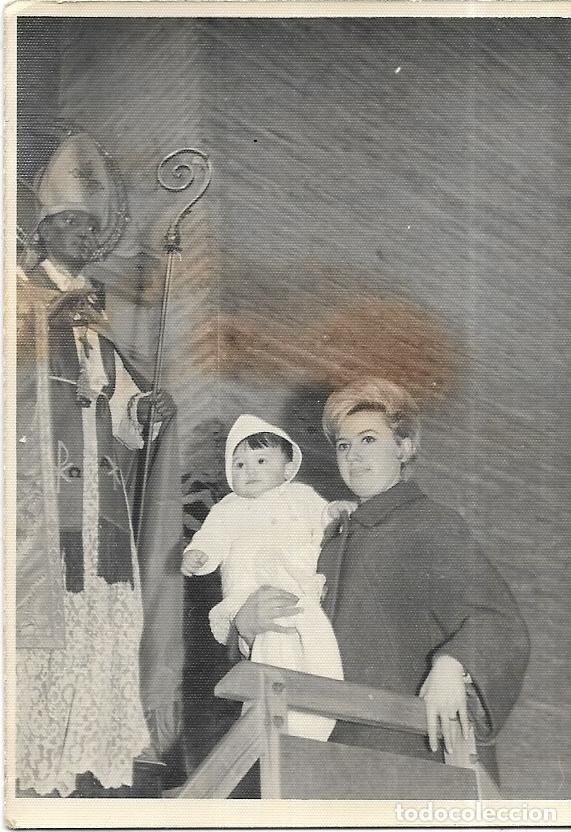 Fotografia antiga: == CU443 - FOTOGRAFIA - SE&Ntilde;ORA CON NI&Ntilde;ITO EN BRAZOS JUNTO A UNA IMAGEN