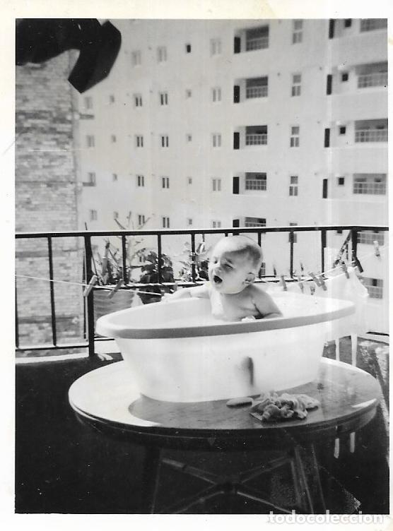 Alte Fotografie: == CU444 - FOTOGRAFIA - NI&Ntilde;ITO TOMANDO EL BA&Ntilde;O EN UN BARRE&Ntilde;O
