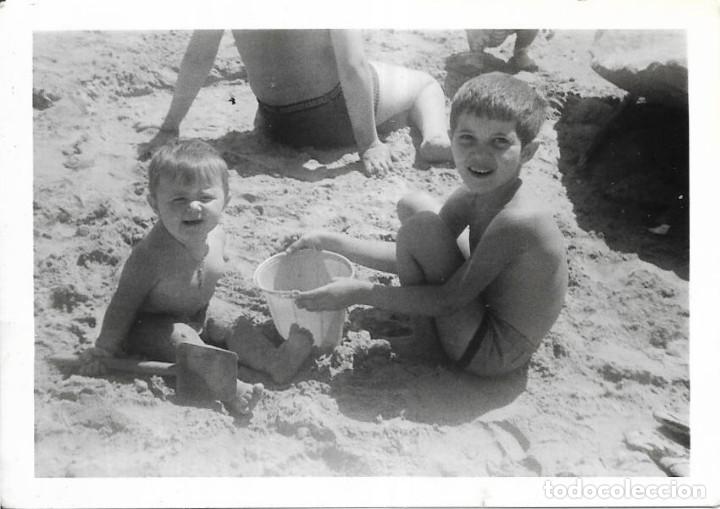 Fotografia antiga: == CU445 - FOTOGRAFIA - DOS NI&Ntilde;OS JUGANDO EN LA ARENA