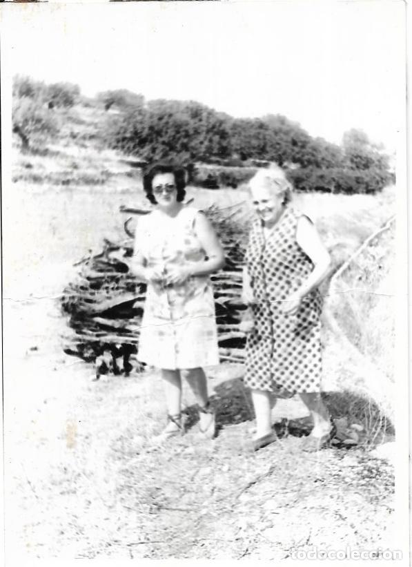 Fotografia antiga: == CU450 - FOTOGRAFIA - DOS SE&Ntilde;ORAS EN EL CAMPO