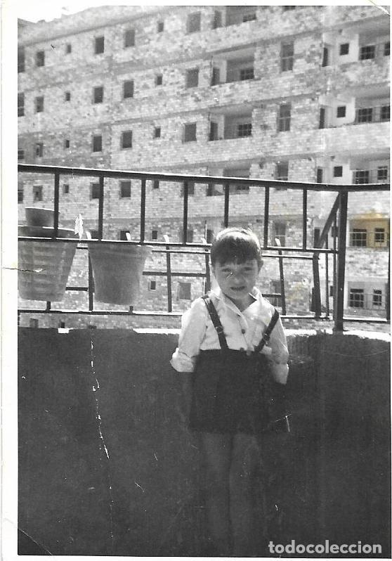 Fotografia antiga: == CU458 - FOTOGRAFIA - NI&Ntilde;ITA EN UN BALCON