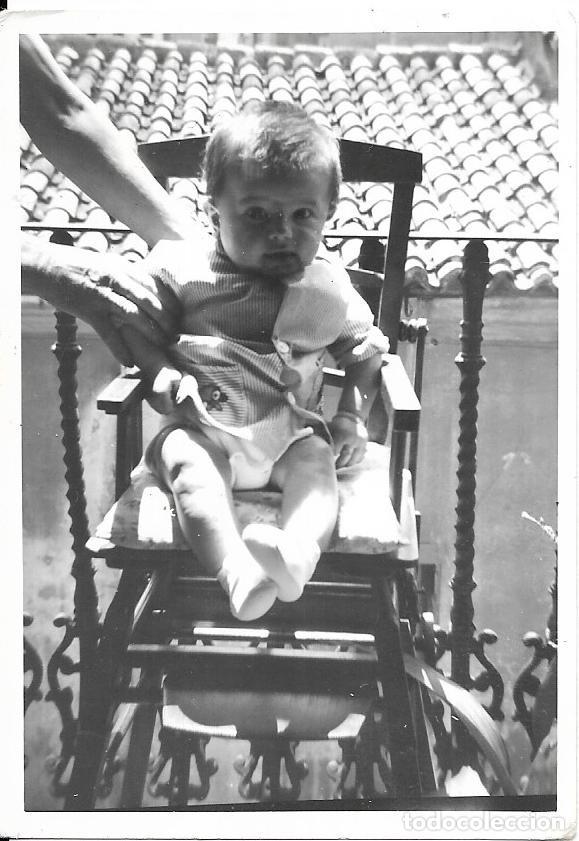 Fotograf&iacute;a antigua: == CU459 - FOTOGRAFIA - NI&Ntilde;ITA EN SU SILLITA EN UN BALCON