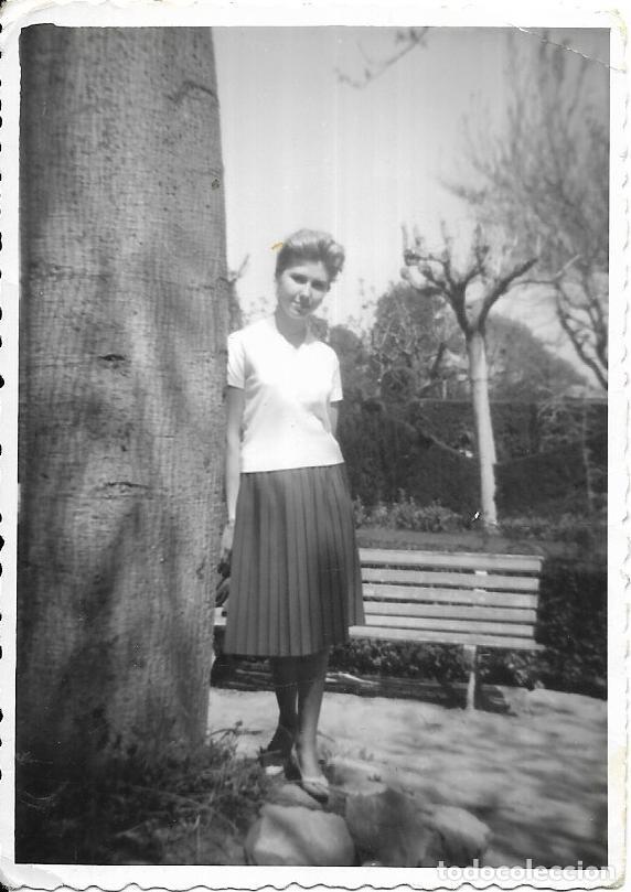 Fotograf&iacute;a antigua: == CU472 - FOTOGRAFIA - JOVEN JUNTO A  UN ARBOL