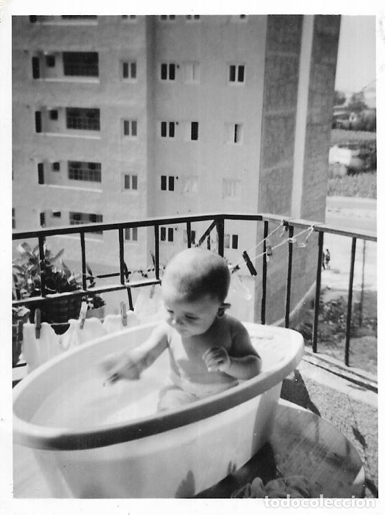 Fotograf&iacute;a antigua: == CU476 - FOTOGRAFIA - NI&Ntilde;ITO TOMANDO EL BA&Ntilde;O EN UNA BA&Ntilde;ERITA PLASTICA