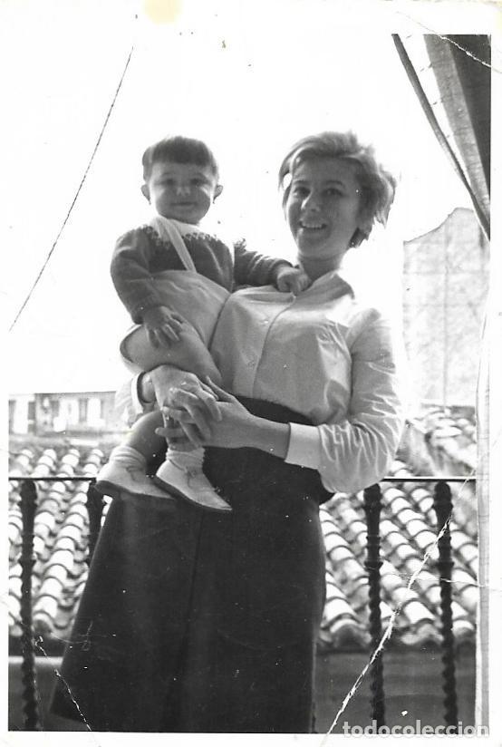 Fotograf&iacute;a antigua: == CU477 - FOTOGRAFIA - SE&Ntilde;ORA CON UN NI&Ntilde;ITO EN BRAZOS