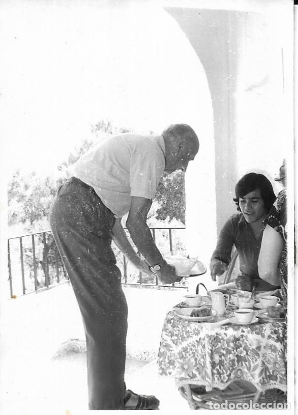 Fotograf&iacute;a antigua: ^^^ CU486- FOTOGRAFIA - JOVEN Y SE&Ntilde;OR TOMANDO CHOCOLATE EN UNA TERRAZA