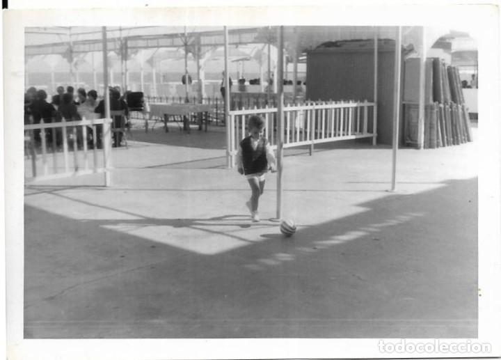 Fotograf&iacute;a antigua: == CU491 - FOTOGRAFIA - NI&Ntilde;O JUGANDO CON UNA PELOTA