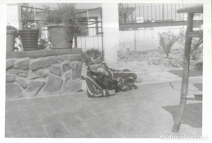 Fotograf&iacute;a antigua: == CU500 - FOTOGRAFIA - NI&Ntilde;ITO TUMBADO EN EL SUELO