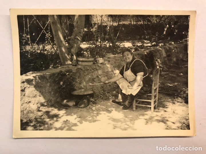 Alte Fotografie: FOTOGRAF&Iacute;A. La Paella del Domingo... alg&uacute;n lugar de Valencia (h.1960?)