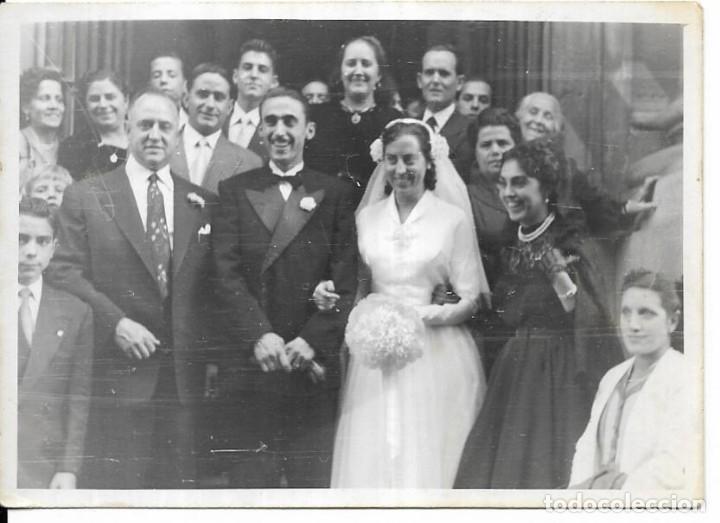 Fotograf&iacute;a antigua: == CU504 - FOTOGRAFIA - PAREJA DE NOVIOS CON SUS AMIGOS Y FAMILIARES