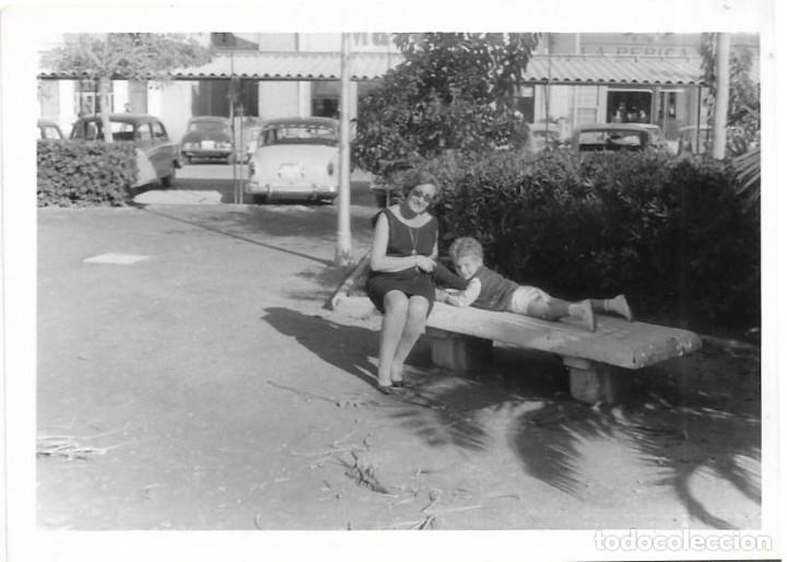 Alte Fotografie: == CU507 - FOTOGRAFIA - SE&Ntilde;ORA Y NI&Ntilde;ITO SENTADOS EN UN BANCO