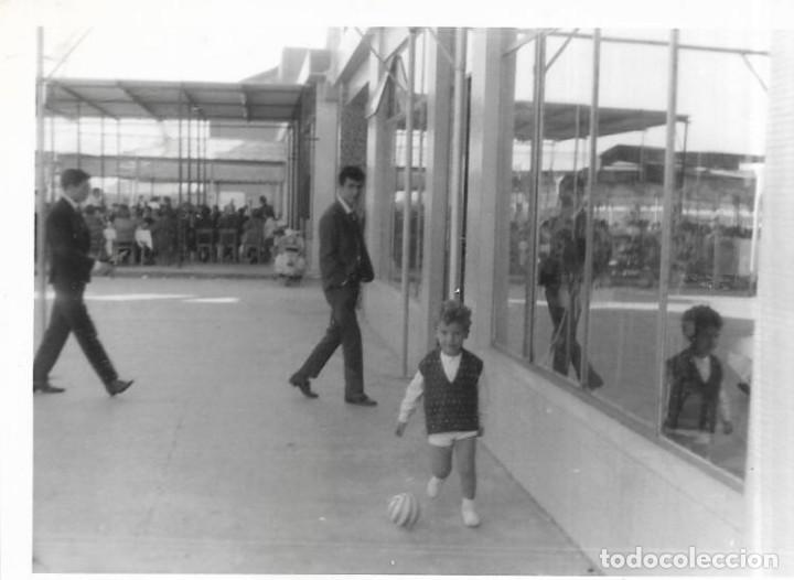 Alte Fotografie: == CU508 - FOTOGRAFIA - NI&Ntilde;ITO JUGANDO A LA PELOTA