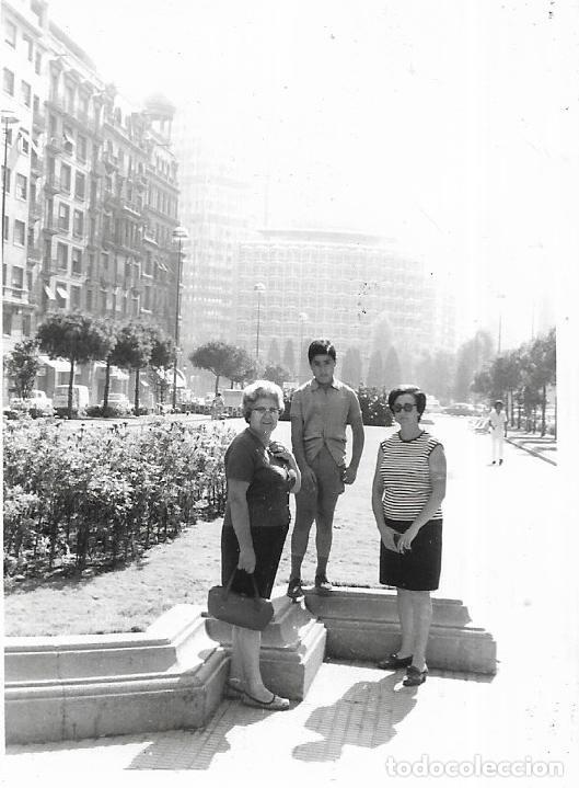Fotografia antiga: == CU516 - FOTOGRAFIA - DOS SE&Ntilde;ORAS CON UN JOVENCITO