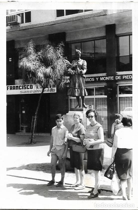 Fotografia antiga: == CU517 - FOTOGRAFIA - DOS SE&Ntilde;ORAS CON UN JOVENCITO