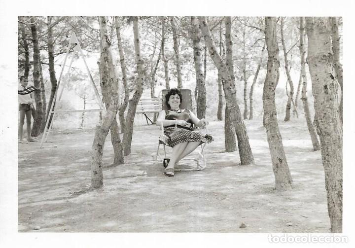 Fotografia antiga: :::: CU530 - FOTOGRAFIA - SE&Ntilde;ORA EN EL PARQUE DE VIVER