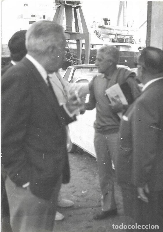 Fotografia antiga: == CU542 - FOTOGRAFIA - SE&Ntilde;ORES EN UN PUERTO