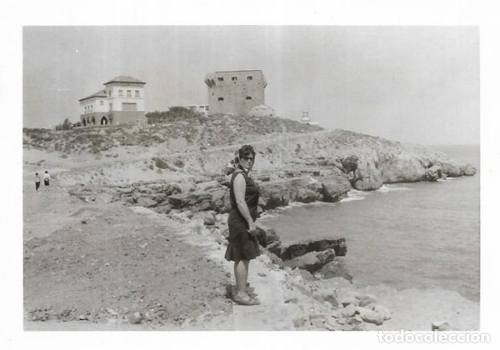 Fotografia antiga: == CU543 - FOTOGRAFIA - SE&Ntilde;ORA JUNTO AL MAR