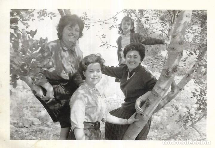 Fotografia antiga: == CU548 - FOTOGRAFIA - AMIGAS EN EL CAMPO
