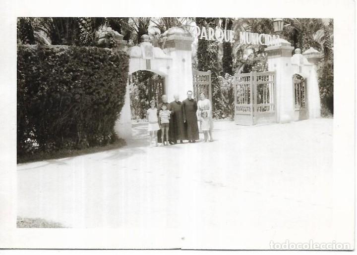 Fotografia antiga: == CU557 - FOTOGRAFIA - DOS RELIGIOSOS CON AMIGOS DELANTE DE UN PARQUE MUNICIPAL