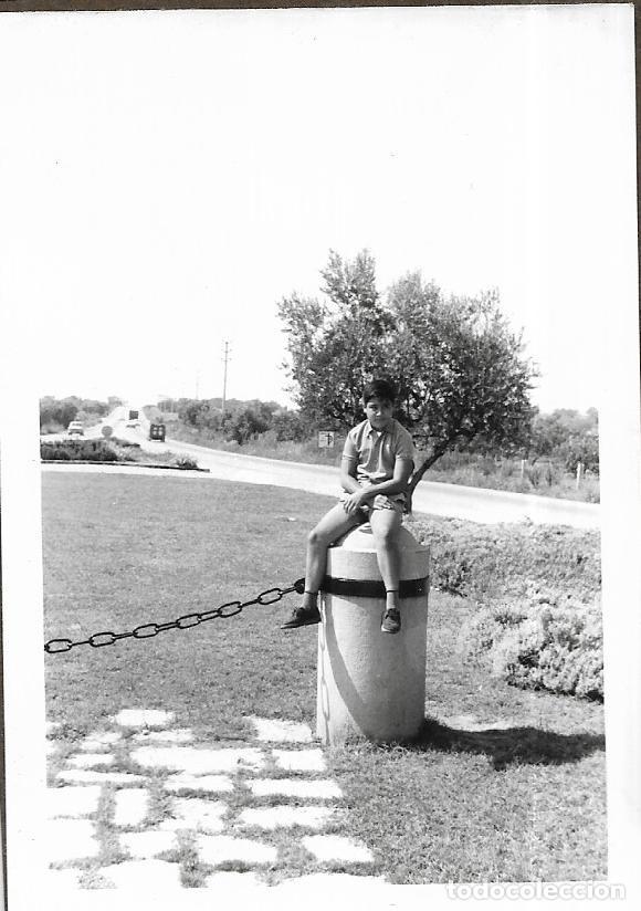 Fotografia antiga: == CU565 - FOTOGRAFIA - JOVENCITO SENTADO EN UN PILON
