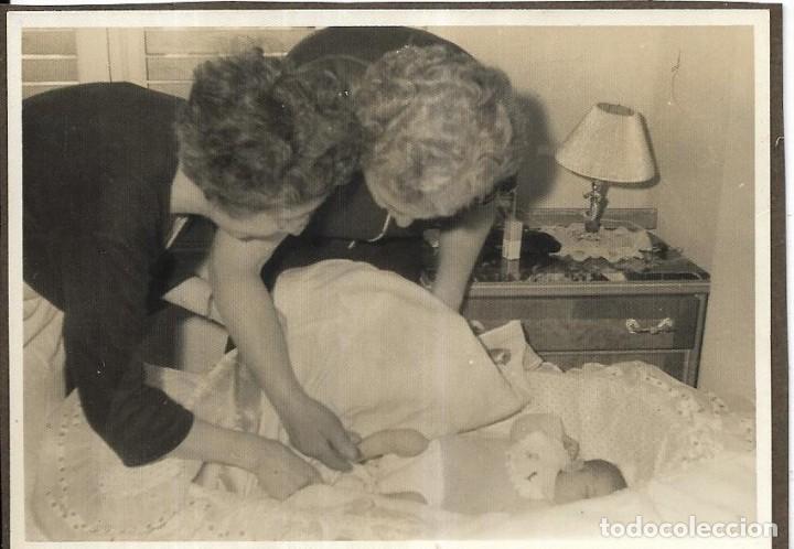 Fotografia antiga: == CU566 - FOTOGRAFIA - DOS SE&Ntilde;ORAS CON UN BEBE