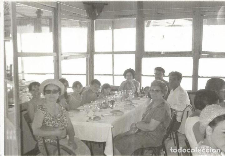 Fotografia antiga: == CU570 - FOTOGRAFIA - AMIGOS EN UNA COMIDA