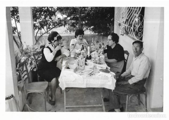 Fotografia antiga: == CU572 - FOTOGRAFIA - FAMILIA EN UNA COMIDA