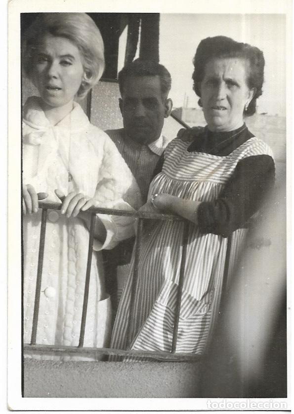 Fotografia antiga: == CU584 - FOTOGRAFIA - GRUPO FAMILIAR EN UN BALCON