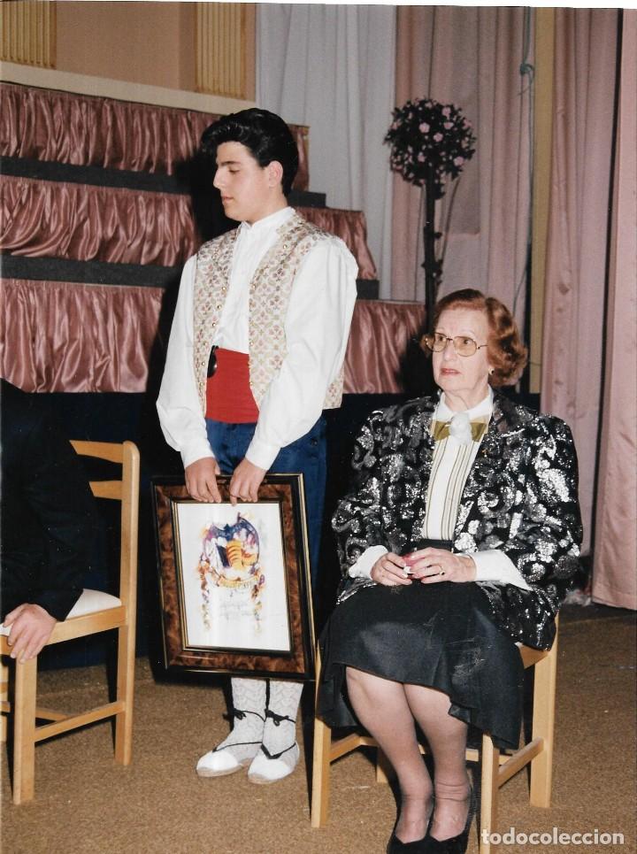 Fotograf&iacute;a antigua: :::: A58 - FOTOGRAFIA - SRA CARMEN INSA DE LA ROPERIA INSA JUNTO A UN JOVEN - 24 X 18 CM. 1993