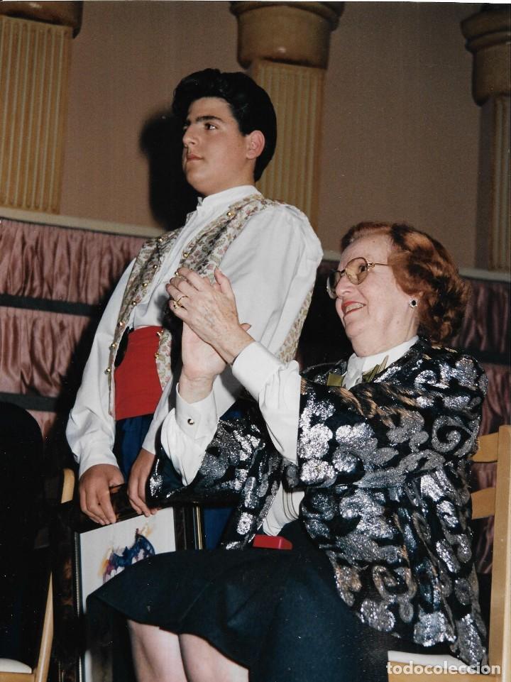 Fotograf&iacute;a antigua: :::: A55 - FOTOGRAFIA - SRA CARMEN INSA DE LA ROPERIA INSA JUNTO A UN JOVEN - 24 X 18 CM. 1993