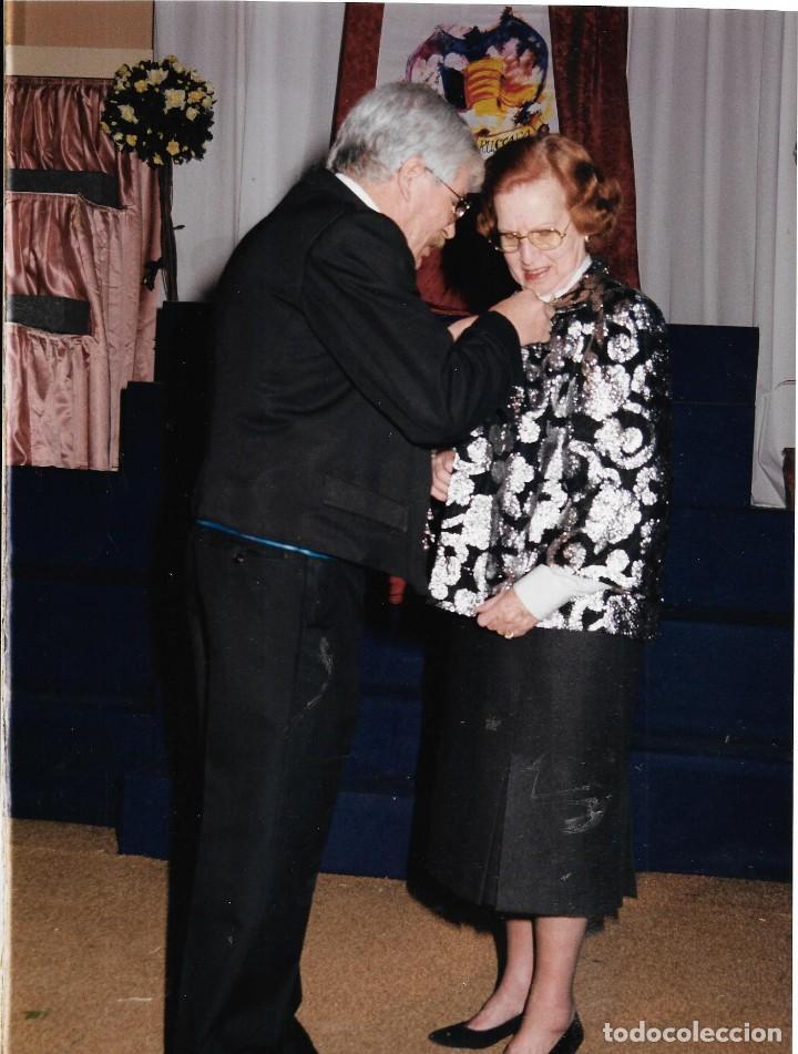 Fotograf&iacute;a antigua: ::::A53 - FOTOGRAFIA - SRA CARMEN INSA DE LA ROPERIA INSA RECIBIENDO UNA INSIGNIA - 24 X 18 CM. 1993