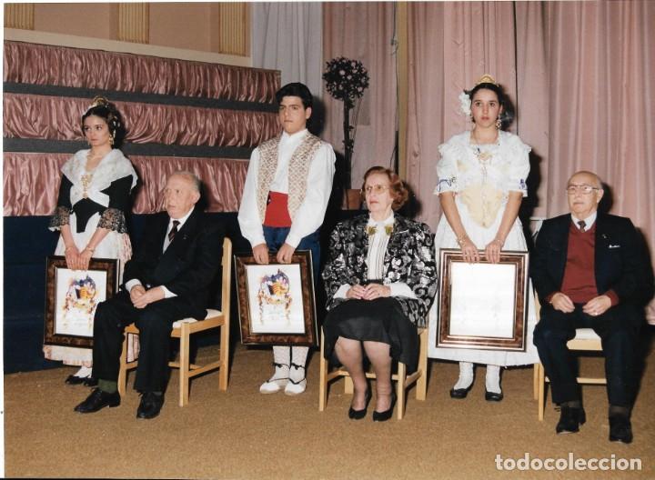 Fotograf&iacute;a antigua: :::: A52 - FOTOGRAFIA - SRA CARMEN INSA DE LA ROPERIA INSA EN UN ACTO FALLERO - 24 X 18 CM. 1993