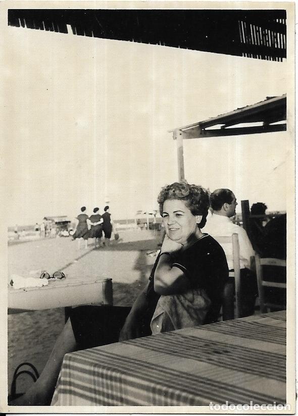 Fotografia antiga: == CU585 - FOTOGRAFIA - SE&Ntilde;ORA SENTADA EN UN MERENDERO