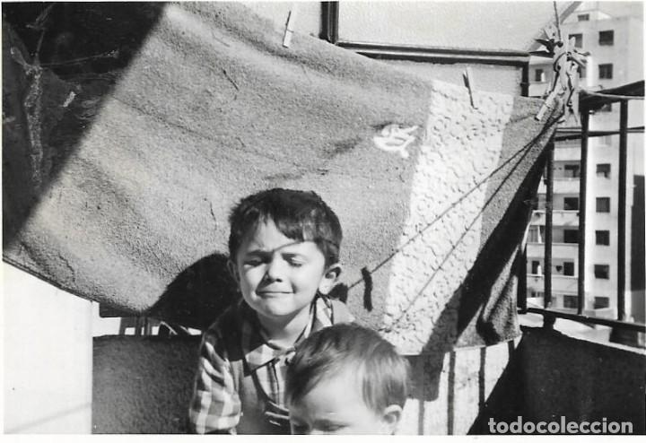 Fotografia antiga: == CU597 - FOTOGRAFIA - DOS NI&Ntilde;ITOS EN UNA TERRAZA