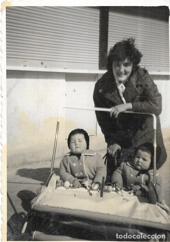 Fotografia antiga: == CU601 - FOTOGRAFIA - SE&Ntilde;ORA CON DOS GEMELITAS
