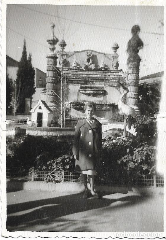 Fotografia antiga: == CU609 - FOTOGRAFIA - JOVEN EN UN BONITO PAISAJE