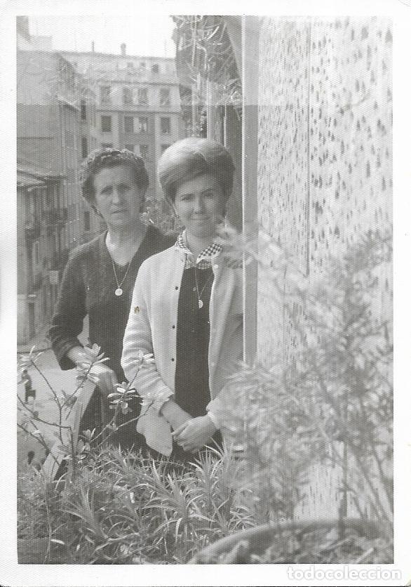 Fotografia antiga: ^^^ CU610 - FOTOGRAFIA - SE&Ntilde;ORA Y JOVEN EN UN BALCON