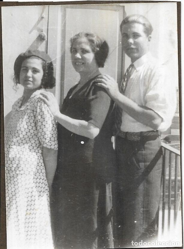 Alte Fotografie: == CU640 - FOTOGRAFIA - SE&Ntilde;ORA CON DOS JOVENES