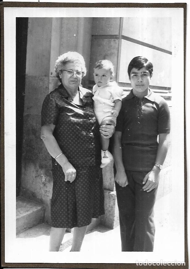 Alte Fotografie: == CU641 - FOTOGRAFIA - SE&Ntilde;ORA CON UN JOVENCITO Y UN BEB&Eacute;